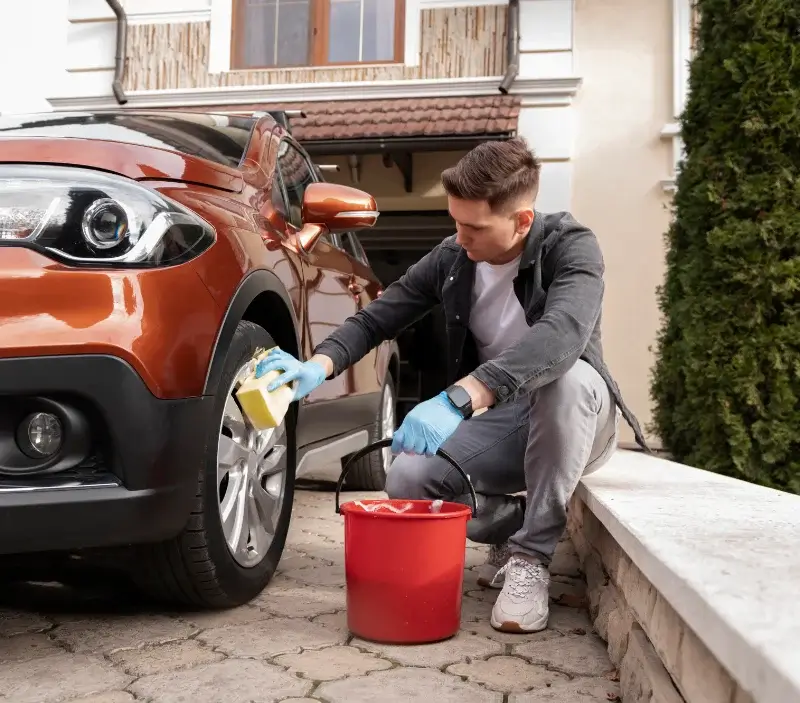 Lavage auto à domicile Beauvoir-de-Marc : professionnel intervenant sur un véhicule
